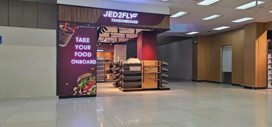 كشك وجبات سريعة بلافتة JED2FLY مضاءة ومنضدة مكسوة بالخشب